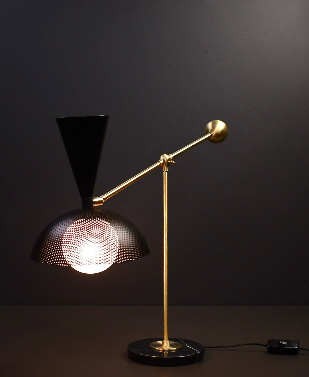 Molto Table Lamp (Natural Brass/Black)